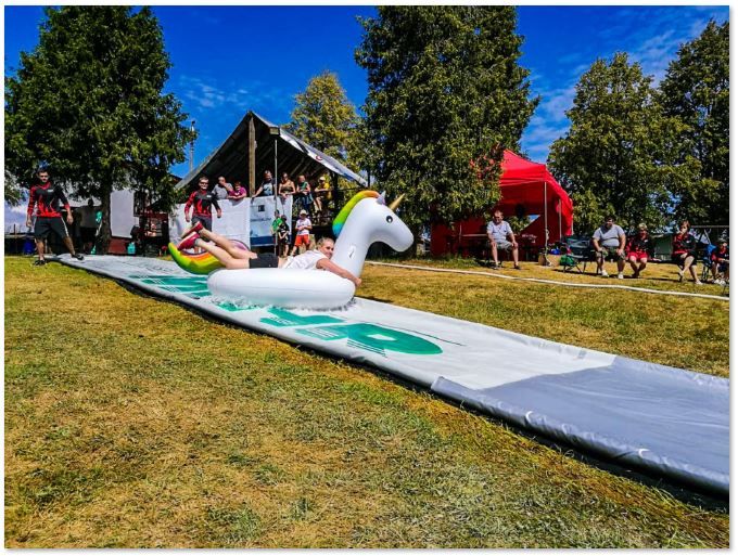 Někteří měli sjezd na skluzavce se speciálními prvky